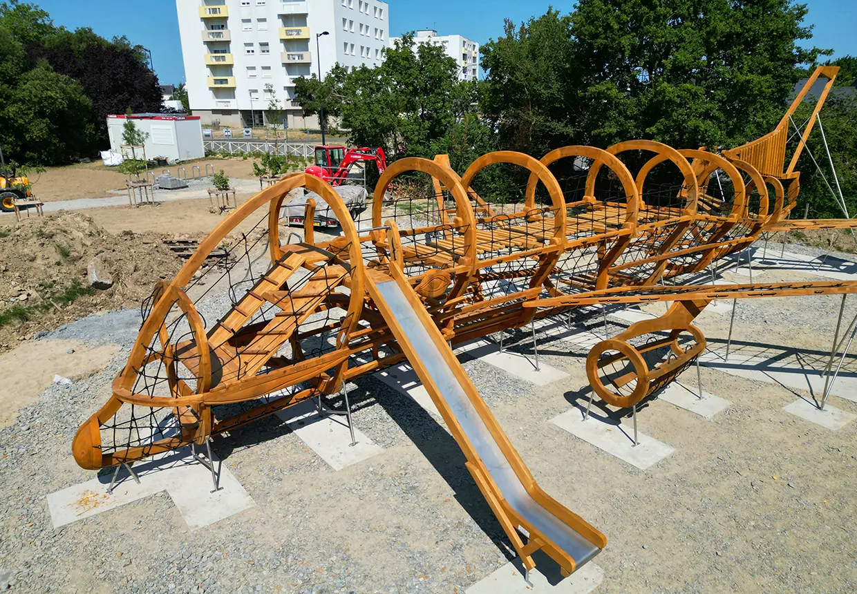Le Beluga de Montoir-de-Bretagne – avion Airbus sculpté en bois, parc de l’Aventurier
