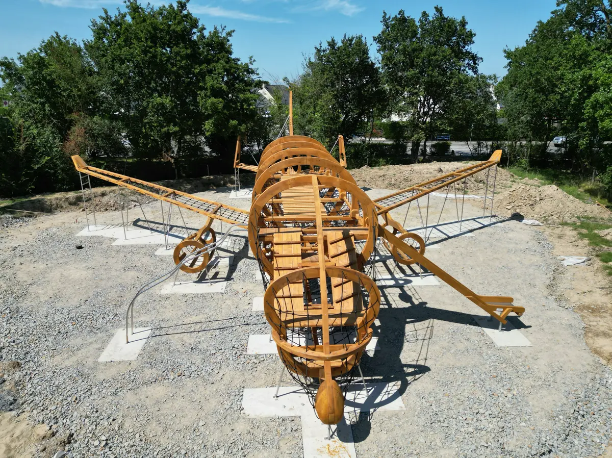 Détail du Beluga – sculpture en bois inspirée de l’avion Airbus