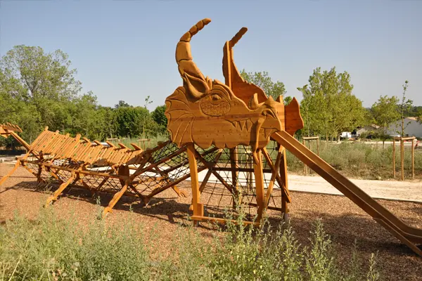 Dragon de Vézénobres – sculpture en bois dans un espace naturel requalifié